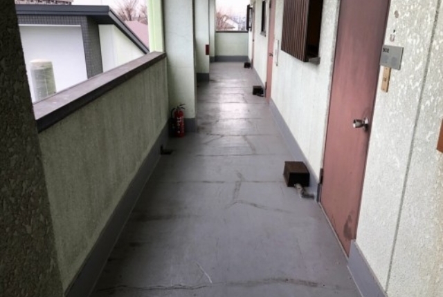 滑りやすい廊下 滑りやすい廊下