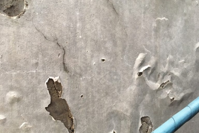 外壁の塗膜の剥がれ
