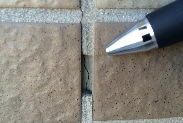 下地や目地のひび割れや傷み