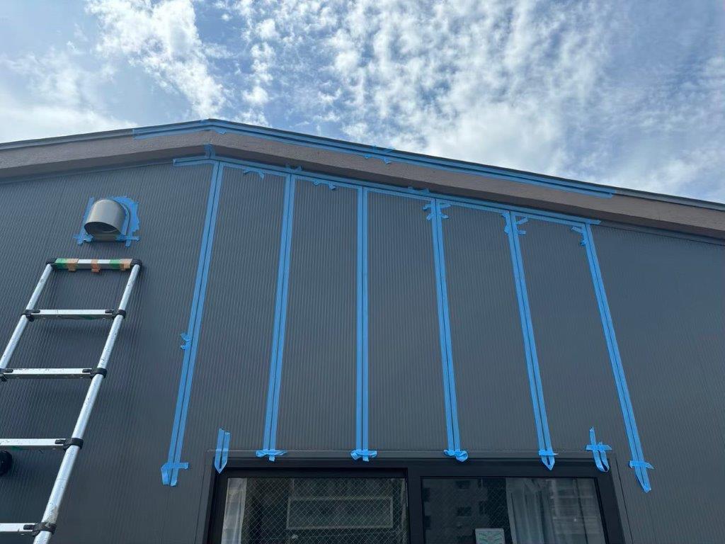 シーリング工事中の外壁