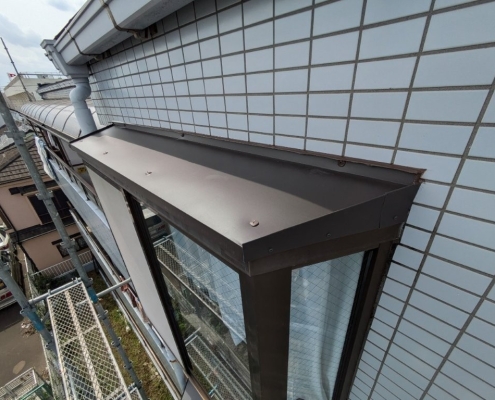 庇板金カバー工事完了後の外観全景。ガルバリウム鋼板の新しい仕上げが建物に調和。