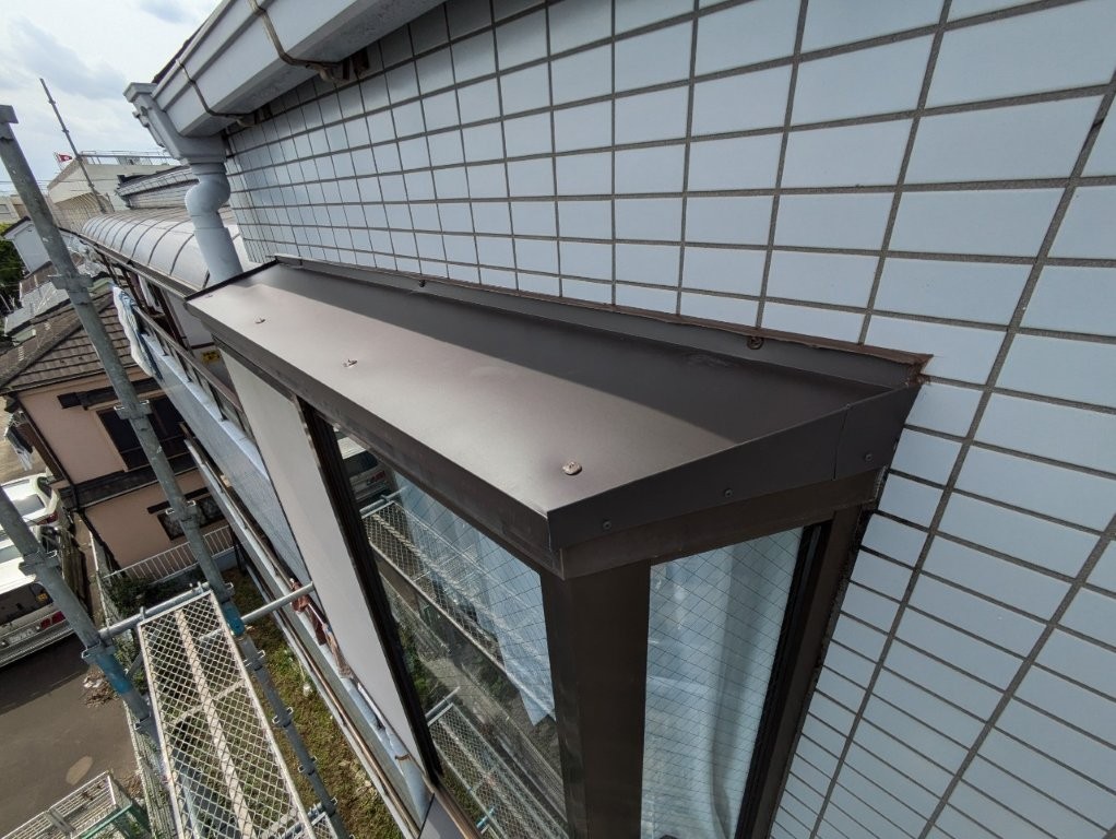 庇板金カバー工事完了後の外観全景。ガルバリウム鋼板の新しい仕上げが建物に調和。