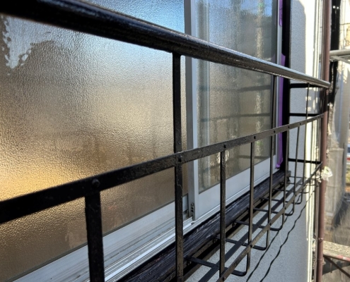 上塗り完了後の手摺｜艶のある仕上がりでアパート外観をリフレッシュ