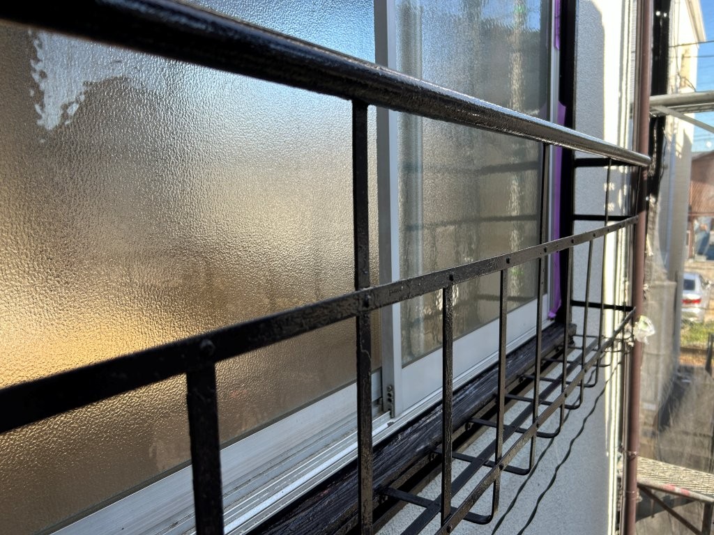 上塗り完了後の手摺｜艶のある仕上がりでアパート外観をリフレッシュ