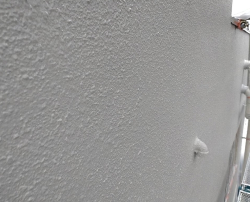 外壁塗装の上塗り完了後の仕上がり。クラック補修跡も目立たず美しく再生された外観。