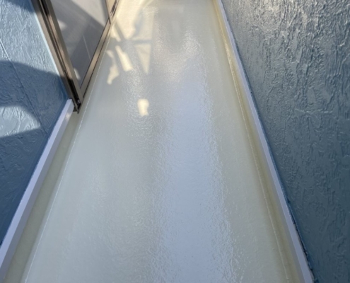 防水塗装の上塗りが完了したベランダ床面。美しく仕上がった光沢感|防水リフォーム完了後