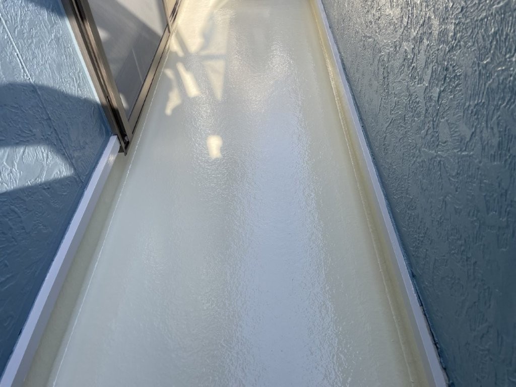 防水塗装の上塗りが完了したベランダ床面。美しく仕上がった光沢感|防水リフォーム完了後