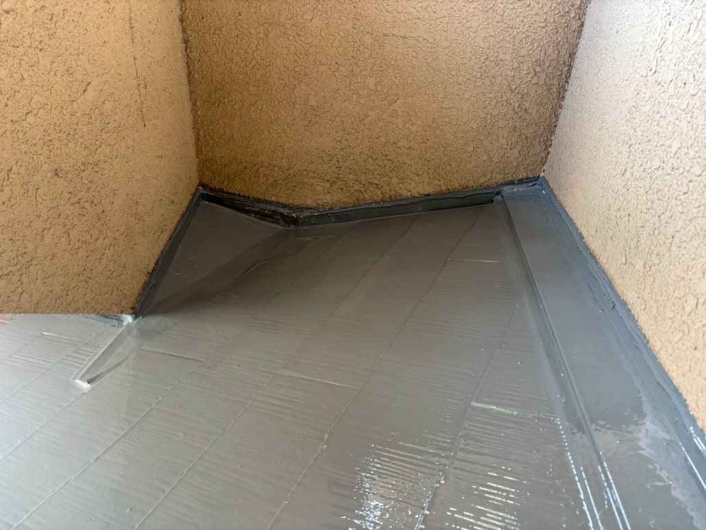 ウレタン防水の2層塗りと仕上げが完了し、光沢のある均一な防水層が形成された状態｜雨漏り補修完了