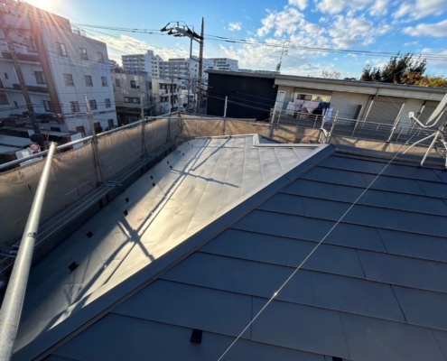 加須市アパート屋根葺き替え工事完了後の全体仕上がり（カバー工法）
