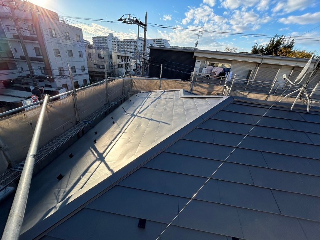 加須市アパート屋根葺き替え工事完了後の全体仕上がり(カバー工法)