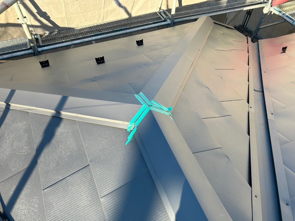 加須市のアパート屋根で棟板金を取り付けた仕上がりの詳細