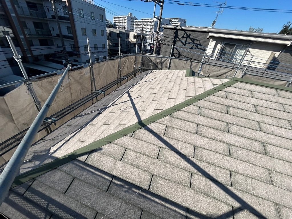 加須市の賃貸アパートにおける施工前のスレート屋根全景