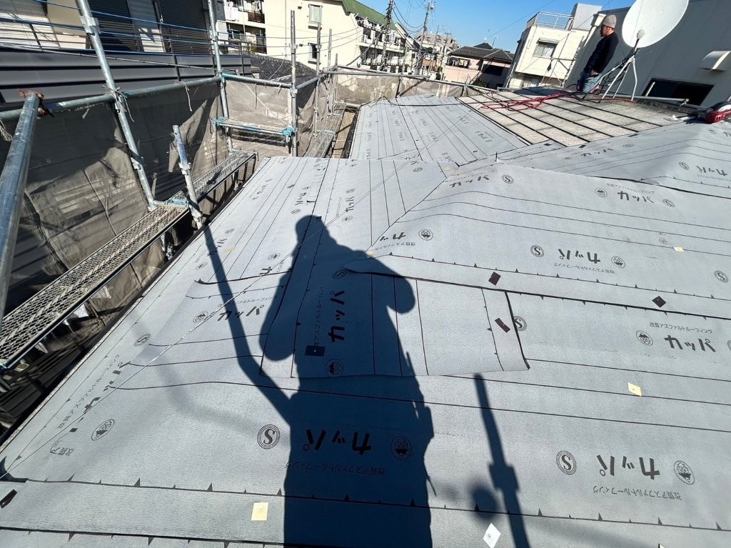 加須市の賃貸アパート屋根に防水シートを施工している様子