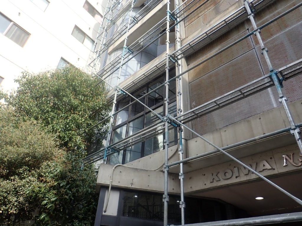 江戸川区マンションで鳩よけネット設置工事を完了した施工後の全景