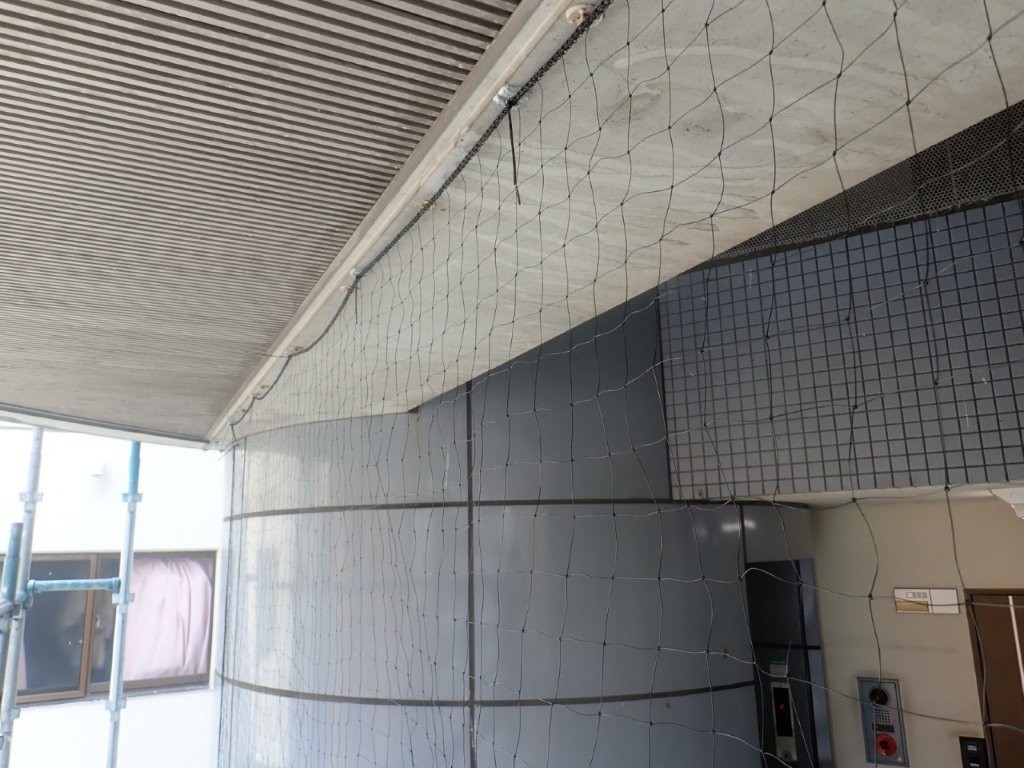 江戸川区マンションの梁下に施工した鳩よけネットの納まり