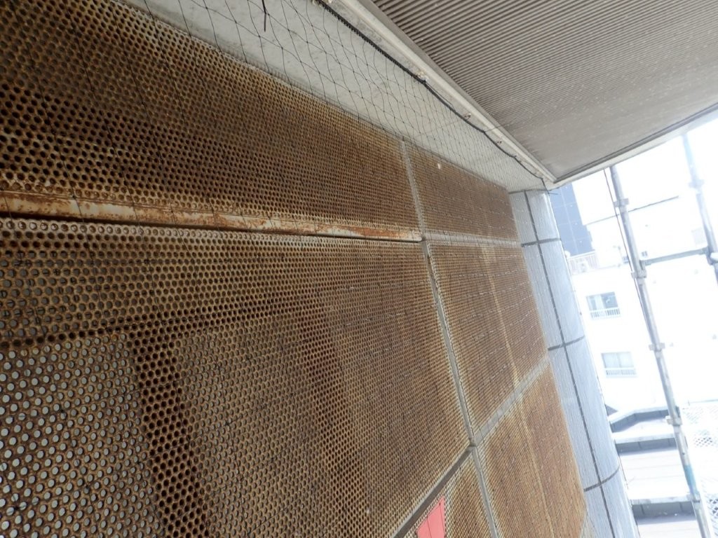 江戸川区マンションで張り具合を調整した防鳥ネット施工後の様子