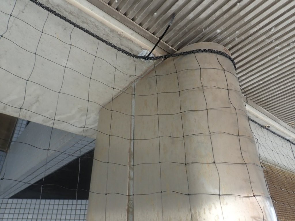 江戸川区マンションの柱周りに納めた鳩よけネット施工後の状態