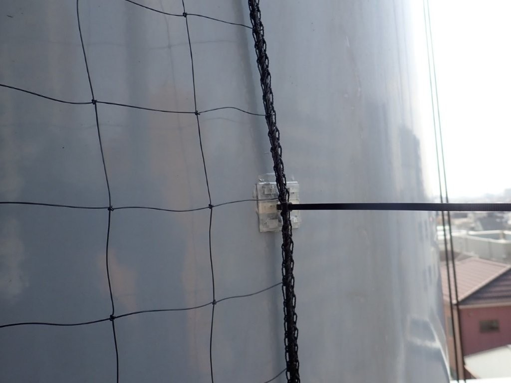 江戸川区マンションの透明アンカー固定部と防鳥ネット施工のアップ